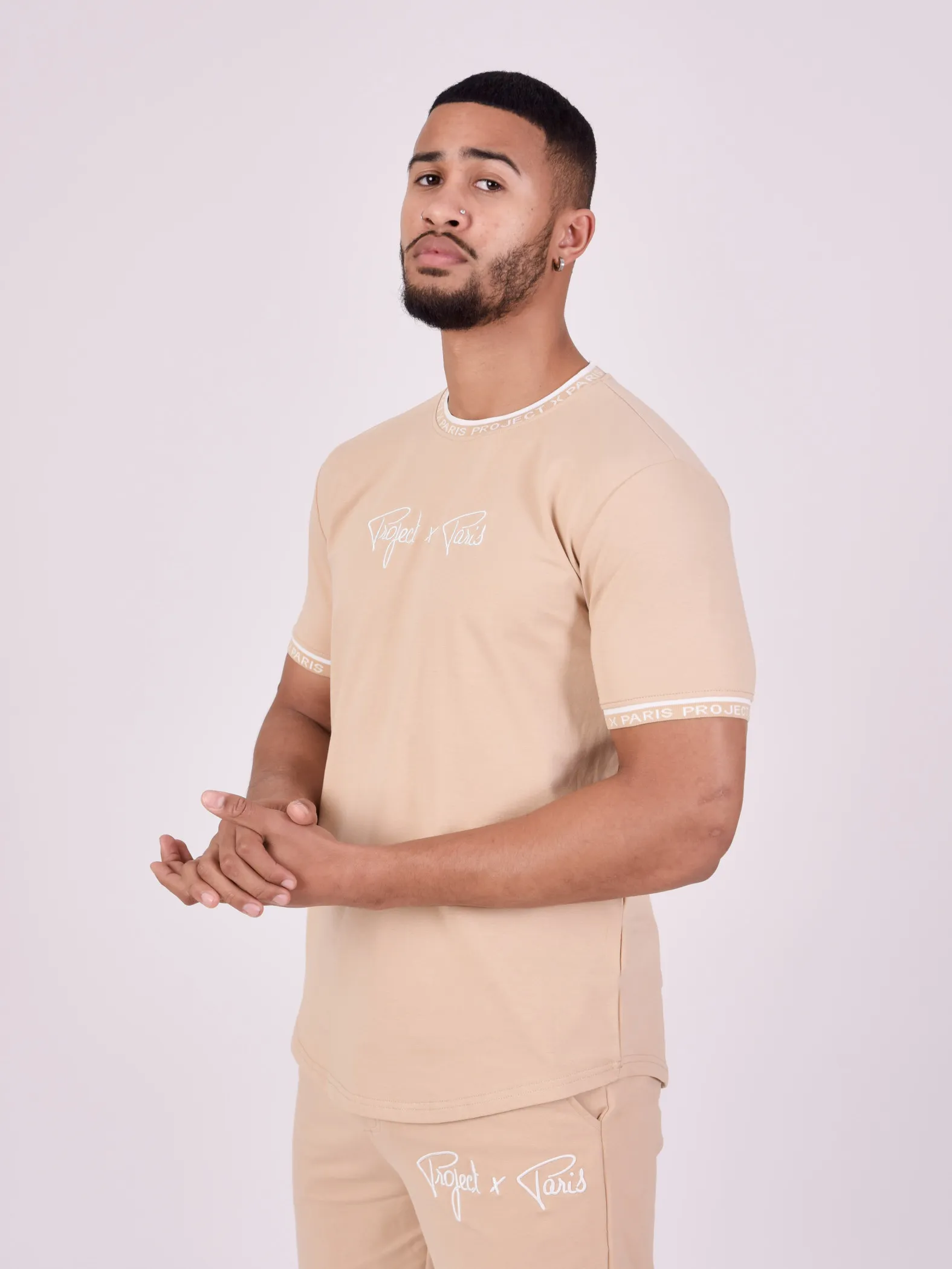 Camiseta con logotipo bordado