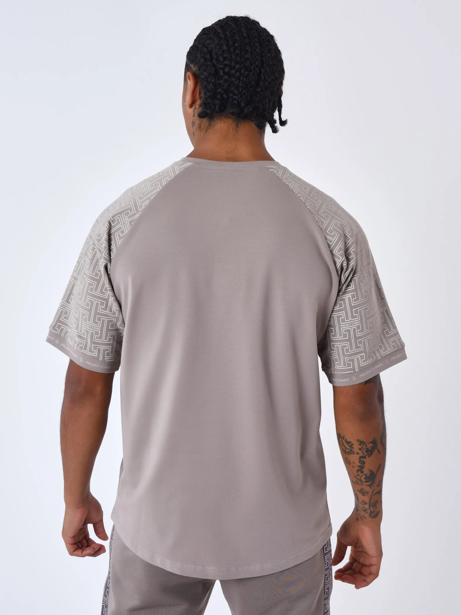 Camiseta con mangas laberínticas