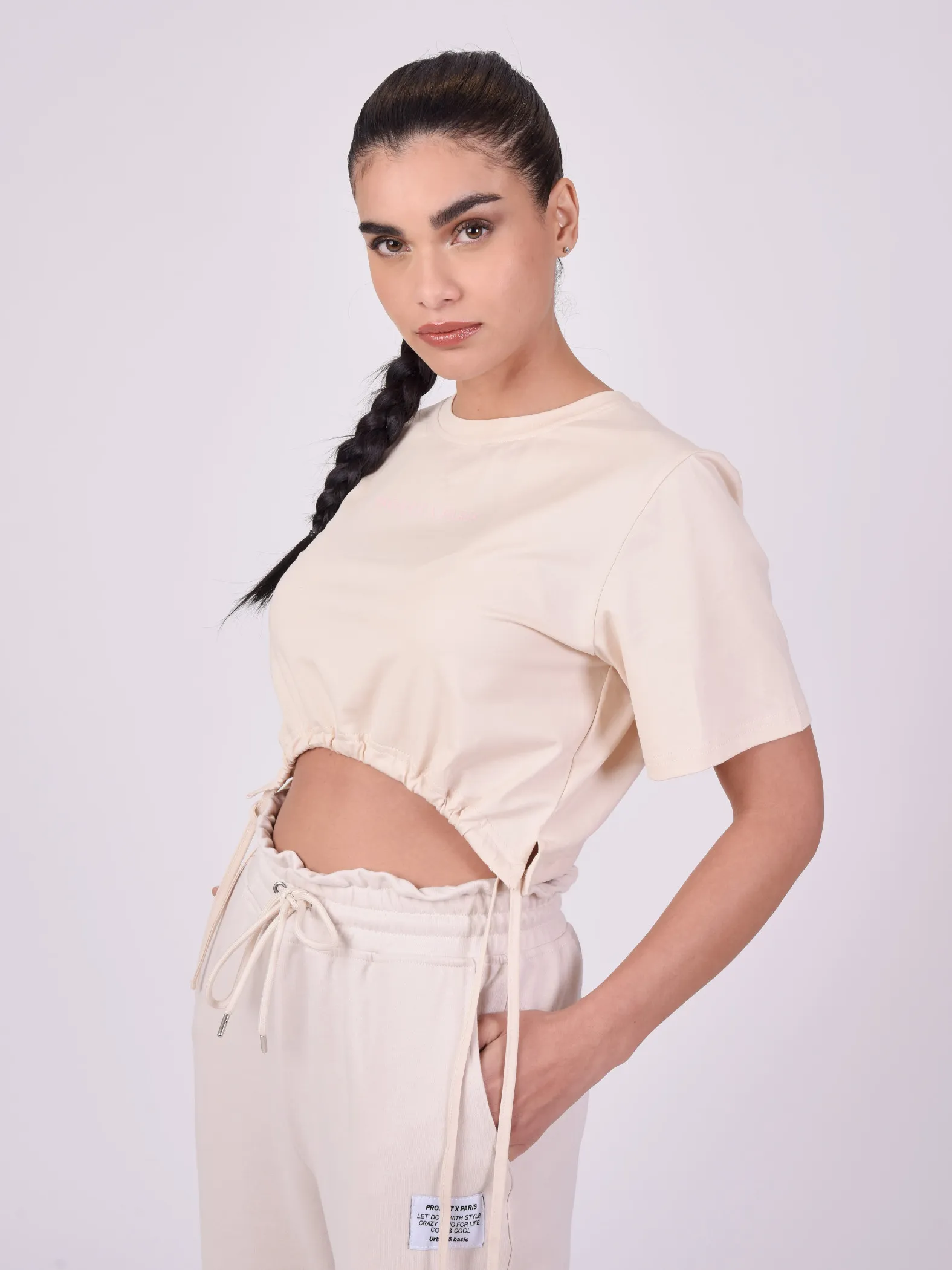 Camiseta corta con cordón