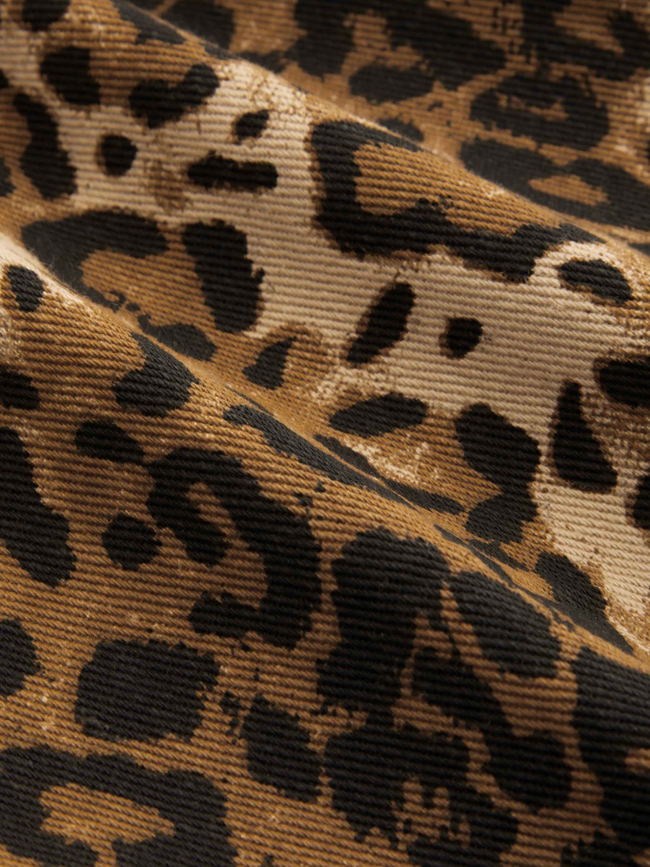 Romper con estampado de leopardo y bolsillo con botón de cuello cuadrado