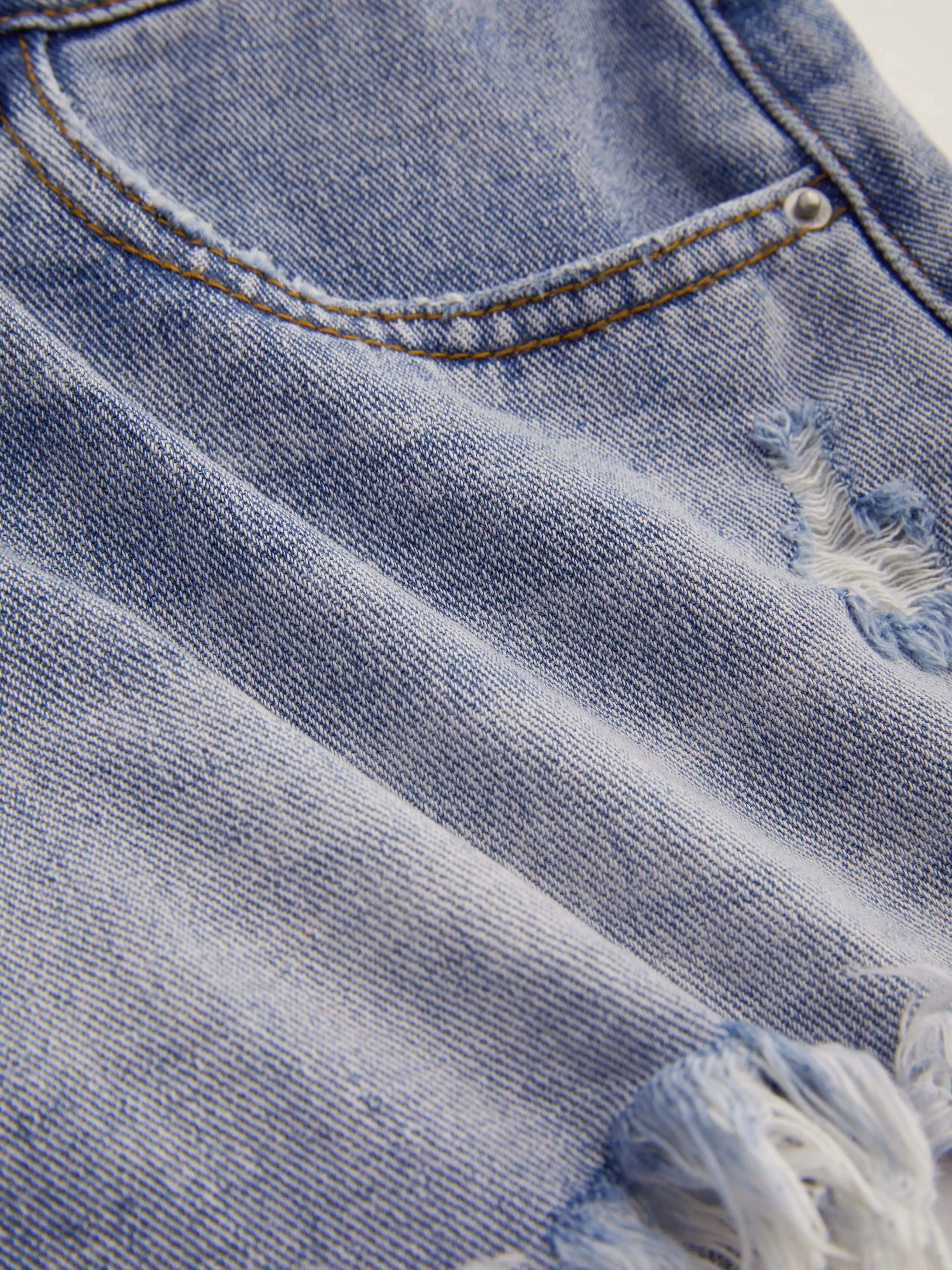 Shorts Vaqueros de Tiro Medio con Bordado Floral y Bajo Deshilachado