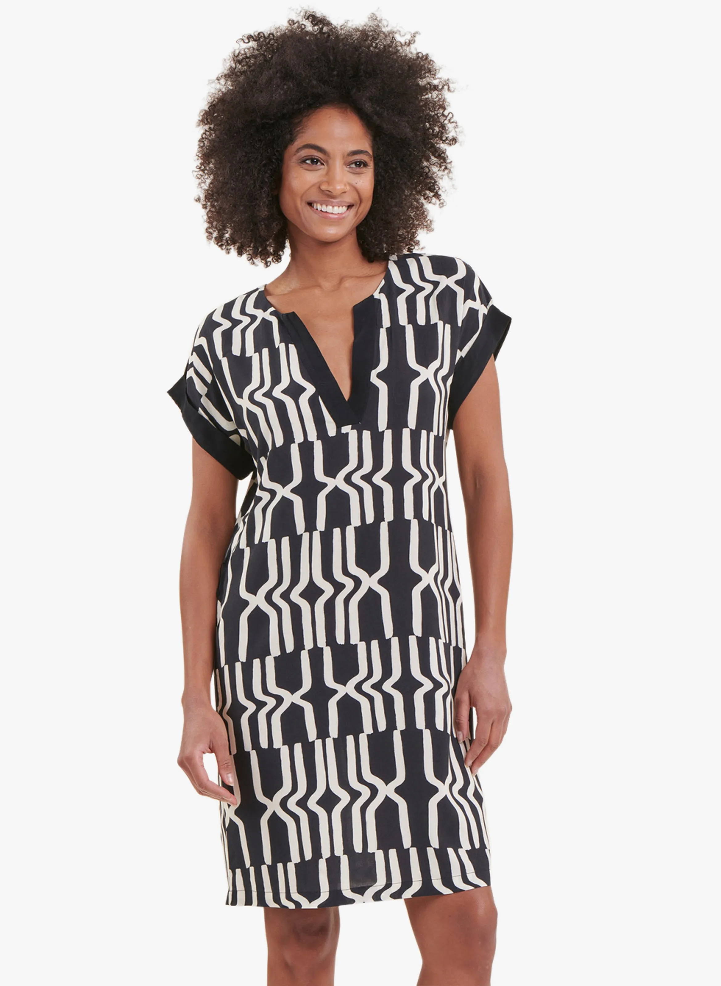 Vestido corto recto con cuello de pico en negro