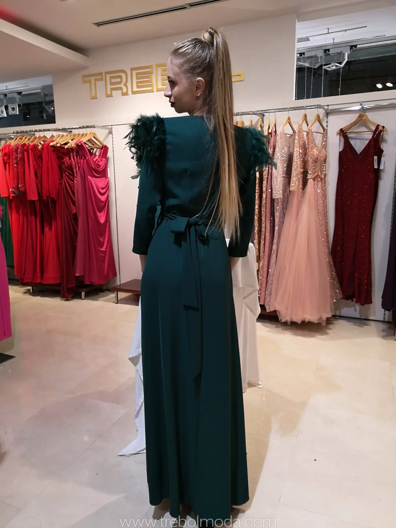 Vestido largo con plumas
