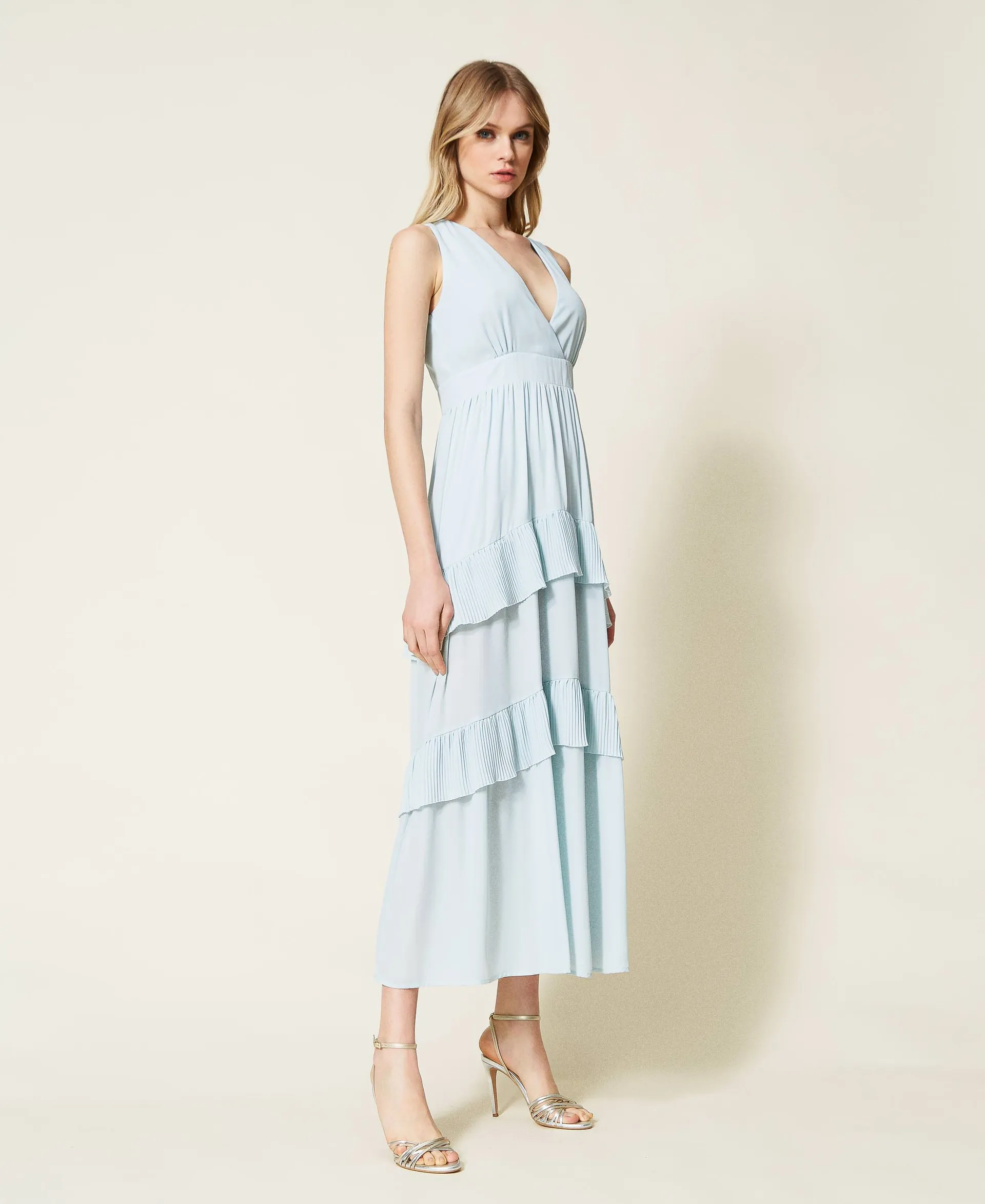 Vestido largo de georgette con volantes