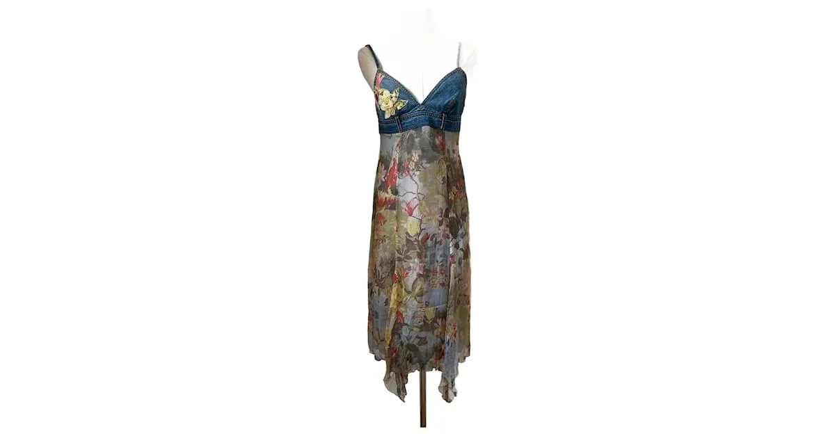 Vestido vaquero con estampado floral de Alberta Ferretti 